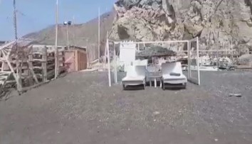 Pravda o Santorini: Plexiskla na plážích nejsou, zuří místní! VIDEO