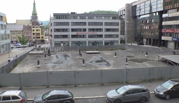 V centru Ústí nad Labem je už 17 let díra. Kolem je akorát bordel, stěžují si místní