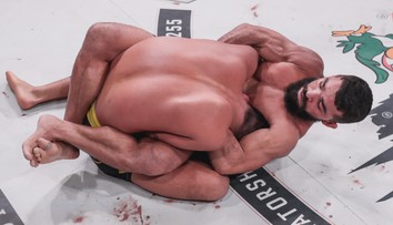 Bellator 255: Pitbull obhájil titul, uspal soupeře a pak upozornil rozhodčího