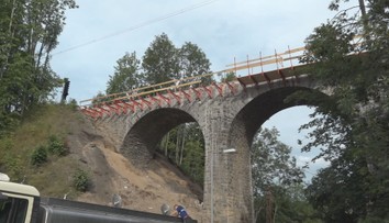 Rekonstrukce železnice z Jihlavy na jih Čech pokračuje. Opravuje se i vzácný most