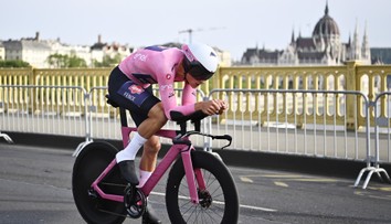 Van der Poel zajel na Giru i skvělou časovku a udržel růžový trikot