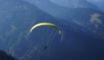 Ženu při adrenalinovém sportu smetlo letadlo. Padala z výšky tisíců metrů