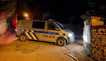 Muž u Prahy omylem postřelil příbuzného, když mu ukazoval zbraň