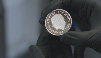 Královská mincovna spustila prodej pamětních mincí. Pětilibrové mince mají hned tři verze