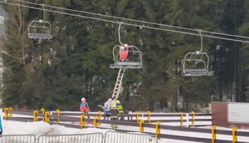 V Harrachově se zasekla lanovka s lidmi. Čekali na ní asi dvě hodiny