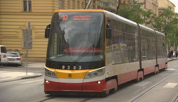 Tramvaják, který napadl ukrajinský pár s vnukem, míří před soud. Hrozí mu vězení