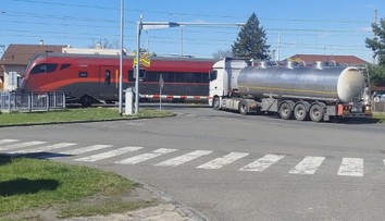 Řidič kamionu uvízl na železničním přejezdu. Málem ho smetl vlak