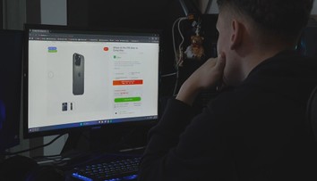Student Tomáš si poctivě vydělal na telefon. Policie mu ho záhy zablokovala