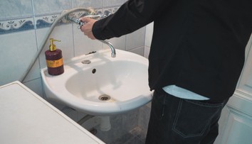 Na západě Čech mají problémy s vodou. Město lidem proplatí balenou