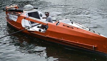 Francouzský dobrodruh veslující přes Atlantik zahynul v převrácené lodi