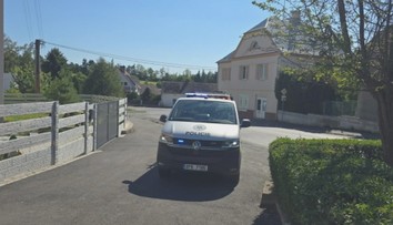 Žena si chtěla si uvolnit přivřený pás. Vypadla z auta a zemřela