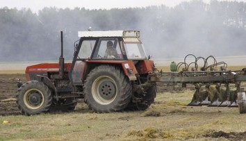 Traktor připravil Honzu o obě nohy! Místní lidé se mu snaží pomoci