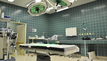 Zdravotníci připoutali sestru k operačnímu stolu. Dlouhé minuty ji mučili