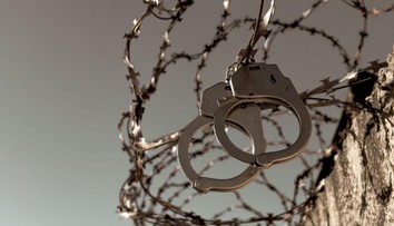 Mafiánský boss utekl z vězení. Z okna cely sešplhal po svázaných prostěradlech