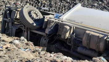 Na jihu Čech se převrátilo popelářské auto. Jeden z pracovníků na místě zemřel