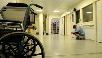 Pacienti museli v ambulanci čekat na zemi. Židle přidat nemůžeme, tvrdí nemocnice