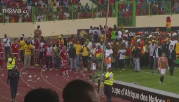 VÁLEČNÁ ZÓNA! Na africkém šampionátu řádili fanoušci, zasahoval vrtulník