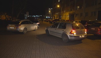 Česká sídliště trápí parkovací peklo. Města hledají řešení, lidé jednají po svém