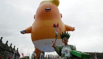 Trump v Londýně chválil Mayovou, Britové proti němu protestovali