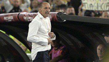 Trenér Juventusu má rekordní trofej, při zápase ukázal divoký striptýz