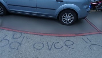 Netradiční protest proti modrým zónám, muž v Brně založil "červenou zónu"