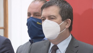Žalobu myslí Hamáček vážně. V příštích dnech čeká novináře trestní oznámení