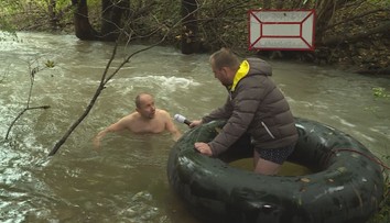 Do ledové vody Covid-19 navzdory. Muž zachraňuje kostel otužováním