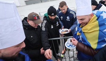 Džeko podlehl grilu u hřiště. Fanoušci jej zaskočili bosenským národním pokrmem