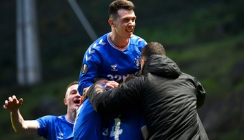 Gerrard slaví se svým týmem postup. A to Rangers pohrdli i penaltou