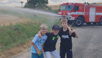 Malí hrdinové z Chrudimska! Kluci si všimli požáru na poli a začali sami hasit