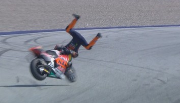 Vietti po děsivém pádu odkulhal, Acosta se vyboural v rychlosti 300 km/h