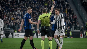 Je těžké hrát proti dvanácti. Hvězda Juventusu se opřela do rozhodčího