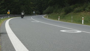 Na silnicích se objevilo nové dopravní značení. Má pomoci motorkářům