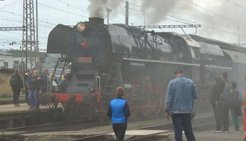 Parní lokomotiva se vrátila na Slovensko. Fanoušci se s ní svezli až do Brna