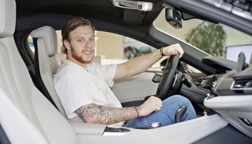 Pastrňák má novou káru. Na léto dostal hybrid, který umí 250 km/h