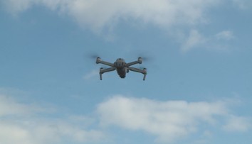 Brazilský fotbalista se snažil sestřelit dron, sudí ho hned potrestal