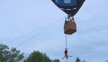 Akrobatka předvedla nebezpečné kreace. Vznášela se na laně visící z balónu