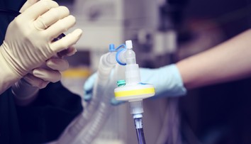 Experti otestovali nový lék na covid, mohl by pomoct vážně nemocným