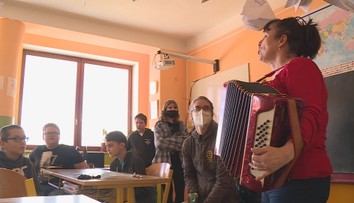 Děti nebaví lidové písně, v hodinách hudební výchovy upřednostňují současné zpěváky