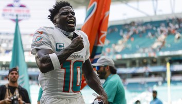 Fotbalista Miami se zapsal do historie. Nejprve byl zadržen, pak dal touchdown