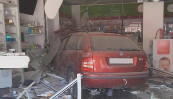 Nehoda v Rakovníku: Řidič prorazil výlohu a vjel do lékárny, skončil v nemocnici