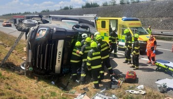 Na D3 se převrátil kamion. Řidiče museli vyprošťovat, letěl pro něj vrtulník