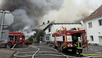 Velký požár haly poblíž Prahy. Hasiči snížili stupeň požárního poplachu na druhý