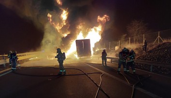 Kamion na D35 pohltily plameny. Dálnice byla uzavřená několik hodin