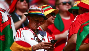 FIFA povolila duhové barvy v Kataru. Velšané si prosadili své kloboučky