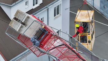 Na stavbě v Brně prasklo rameno jeřábu. Došlo i k evakuaci přilehlé školky
