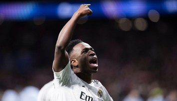 Vinícius opět provokoval. Poslal penaltu do vesmíru, pak se vysmál fanouškům