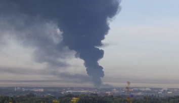 Ukrajina masivně zaútočila na Rusko. Moskvou se valí černý kouř