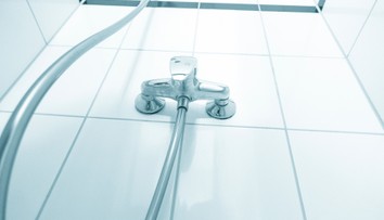 Velmi nepříjemné překvapení! Mladá žena objevila v koupelně hotelu malou kameru