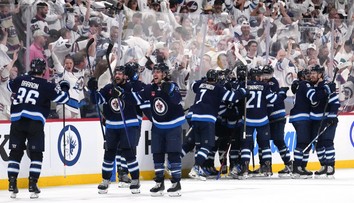 Sedmé utkání Winnipegu přerušilo jiné. Srovnání v závěru slavil i rozhodčí